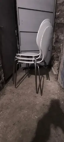 3 chaises blanches