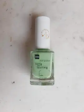 vernis à ongles vert pastel