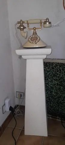 colonne et téléphone