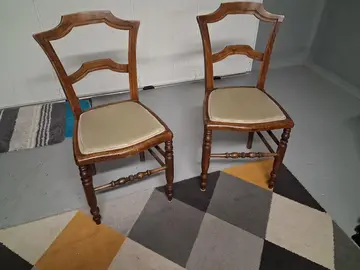 Chaises en bois avec petite remise en état