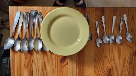 Ensemble 6 assiettes à dessert avec petites cuillères et grandes cuillères