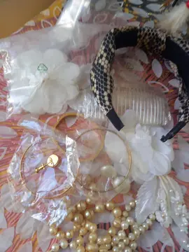 lot de bijoux et accessoires cheveux