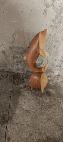 Statuette dauphin en bois