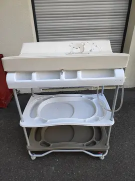 table a langer avec baignoire en bon état