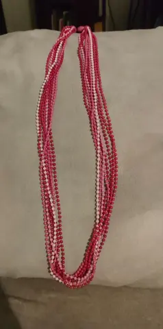 sautoir en perles plastique rose