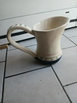 pichet d'eau pouvant servir de vase à fleurs
