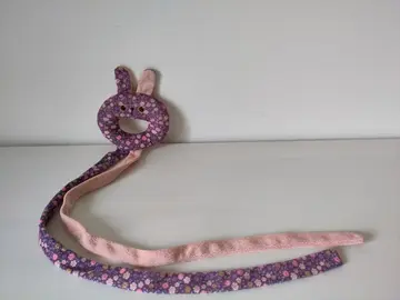 Doudou hochet avec rubans
