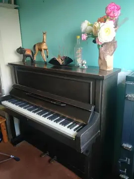 Donne PIANO DROIT Godfrey London/BON ETAT/ L 140cm-Hr 120-Prof 60/à récupérer à Draveil