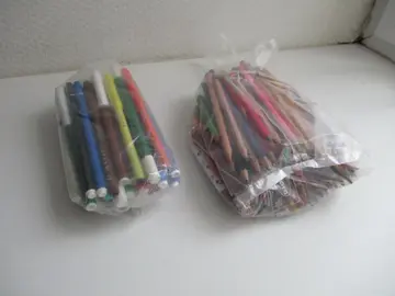 lot de crayons feutre et crayons couleurs