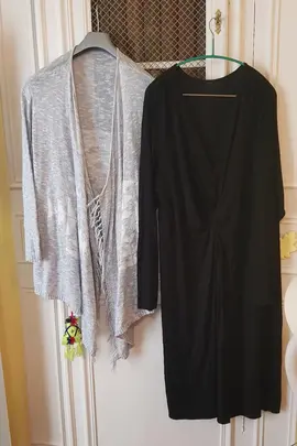Donne robe cache-coeur noire (environ T. 50) et gilet long