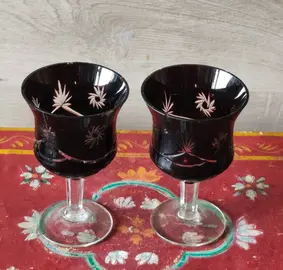 Deux verres, colorés, à pied