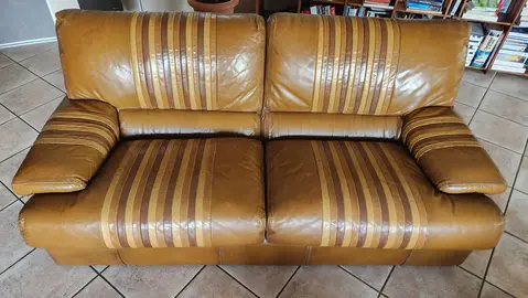 Canapé, fauteuil et bureau d'angle.
