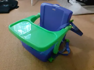 Rehausseur de siège bébé avec plateau