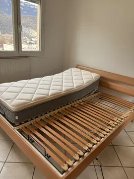 lit électrique avec un matelas en bon état et un matelas usé à changer