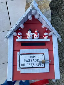 Boîte aux lettres du Père Noel avec guirlandes et support