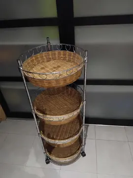 donne une desserte et une cruche