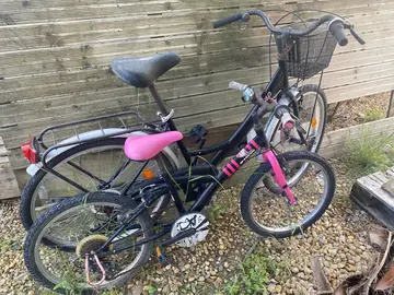 1 vélo adulte et 1 vélo enfant