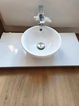 meuble vasque + robinetterie sur plan de travail