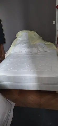 lit 140, bon état, matelas épaisseur 20 cm plus sommiier