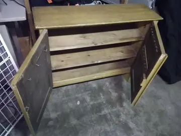 petite étagère à portes