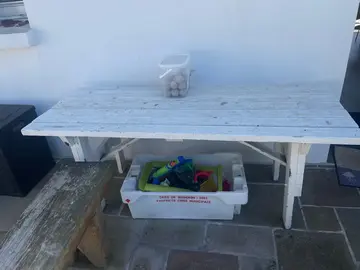 table en bois en pin avec banc