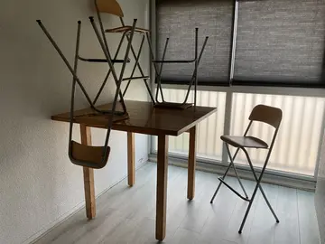 mange debout 109x109 avec 4 chaises
