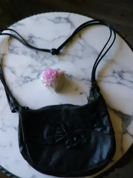 Sac noir avec petit noeud