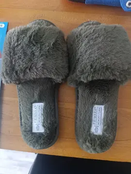 claquettes fausse fourrure