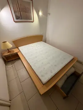 cadre de lit couchage en 140 et tables de chevet