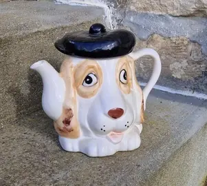 Théière chien au chapeau