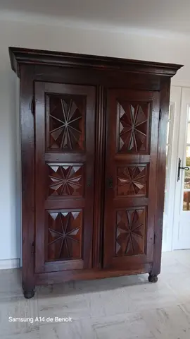 Donne armoire ancienne époque Louis XIII à pointes de diamant pieds galet en noyer hauteur 2,04 m