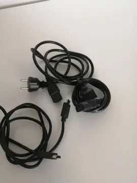 des câbles d'alimentation et HDMI