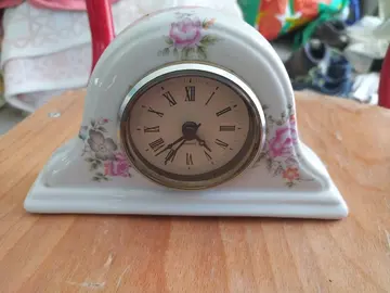 petite pendule en céramique fleurie.