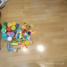 Lot pâtes a modeler et jouets
