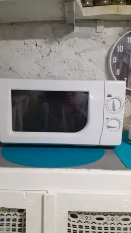 Micro-onde, (porte jaunie) mais fonctionne très bien