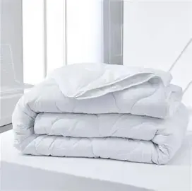 couette blanche propre non abimée pour animaux