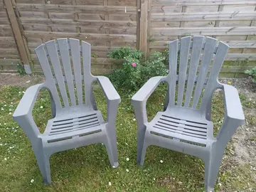 2 fauteuils gris résine