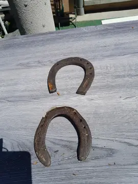 2 fers à cheval.