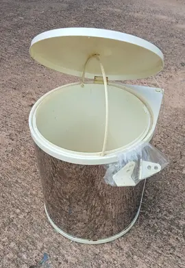 Poubelle intérieure de porte de cuisine