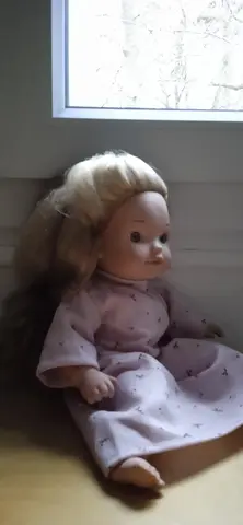 poupée avec robe mauve