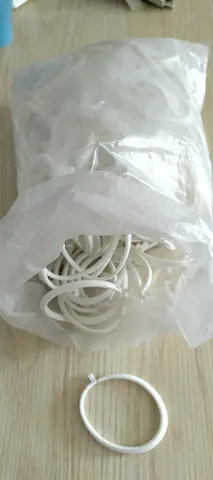 anneaux refermables en plastique blanc