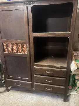 Meuble ancien. 1 porte cassée. A restaurer. À venir retirer avant samedi.