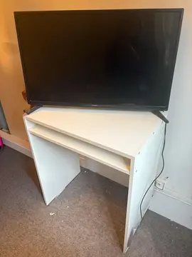 bureau et frigo