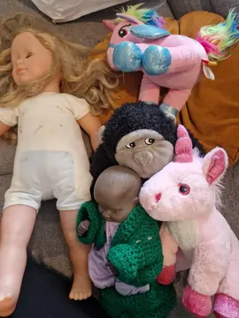 Lot peluche/ poupee/ porte poupon
