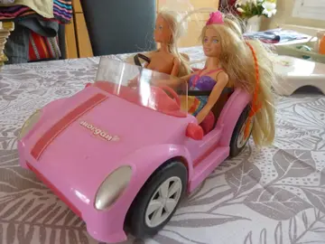 voiture morgan " avec poupées barbie"