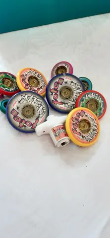 2 jeux de toupies avec lanceur