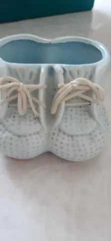 petit pot pour fleur faïence en forme de chaussons de bébé