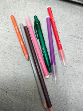 quelques feutres et crayons