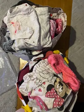 2 gros sacs d’habits du 3 au 18 mois