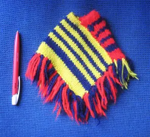MINI PONCHO POUR POUPEE TRICOTE MAIN